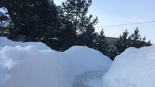 冬季在娱乐中心滑雪的木制积雪滑板上视频