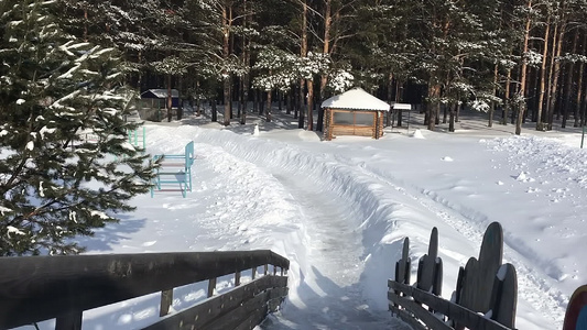 冬季在娱乐中心滑雪视频