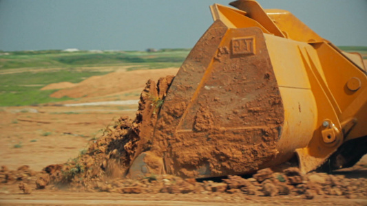 使用推土机的拖拉机在一个建筑工地搬运土壤视频