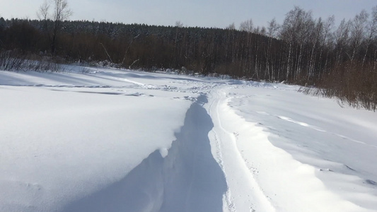 冬季在娱乐中心滑雪的木制积雪滑板上视频