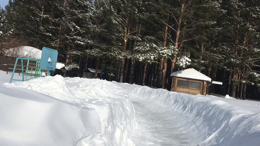 冬季在娱乐中心滑雪的木制积雪滑板上视频
