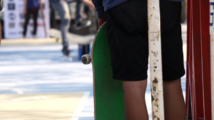 一个在公园板背景上玩滑板的男人30秒视频