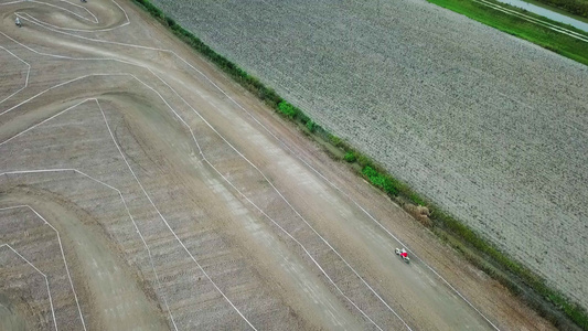 自动越野车赛道的空中射击视频