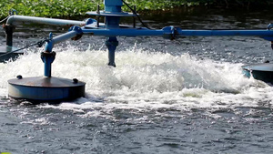 使用螺旋桨向水中添加31秒视频