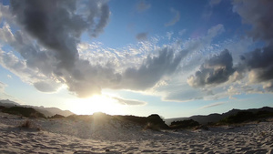 日落时空消逝云层遮蔽太阳升起照亮沙丘然后在地平线上55秒视频