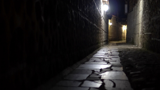 神秘的狭窄小巷晚上有石路灯笼视频