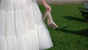 穿着结婚礼服的年轻新娘在公园里7秒视频