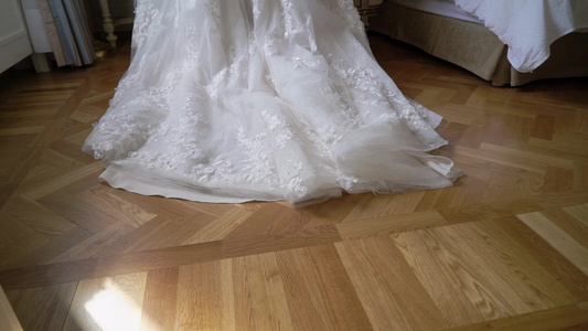穿着婚纱白色豪华礼服的年轻新娘视频