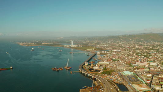 有摩天大楼和建筑物的现代寒冷城市有菲利平斯视频