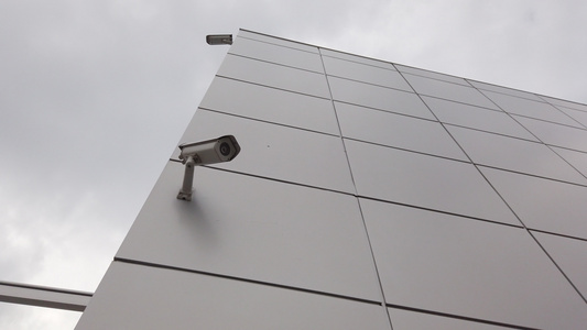 在现代建筑墙上安装的录像监视摄像头视频