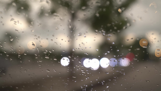 汽车挡风玻璃有选择地集中雨水视频