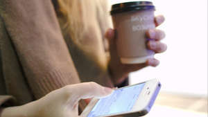 带咖啡的步行妇女在智能手机上打短信24秒视频