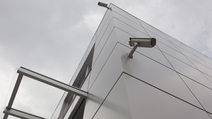 在现代建筑墙上安装的录像监视摄像头21秒视频