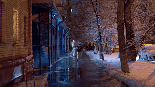 冬季寒雪之夜的城市街道视频