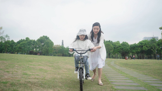4K实拍妈妈教孩子骑自行车视频