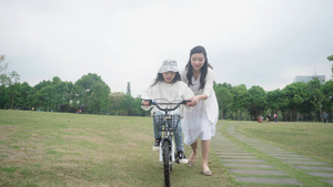 4K实拍妈妈教孩子骑自行车25秒视频