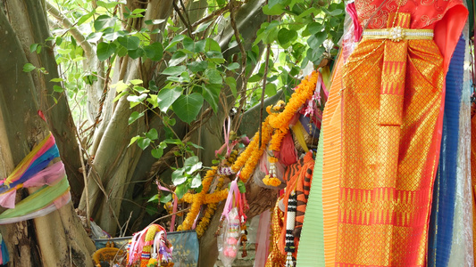 在祭坛附近的树上提供五颜六色的衣服一堆明亮的传统服装视频