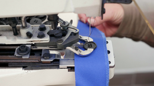 使用工业缝纫机扣扣子的女工工人视频