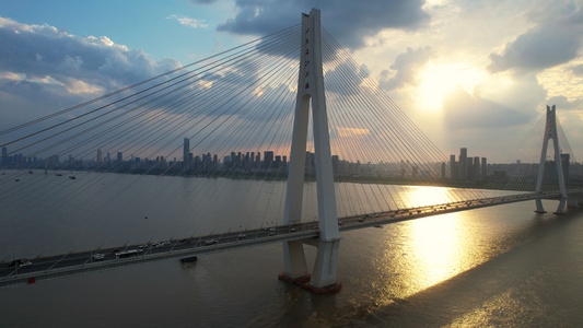 航拍城市天空落日夕阳晚霞阳光白云自然风光桥梁江景交通车流4k素材视频