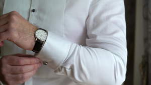 商人佩戴手铐链男子穿白色衬衫上戴上和调整袖扣14秒视频