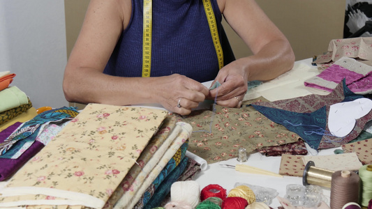 裁缝的女裁缝手工缝补以完成一件缝纫视频
