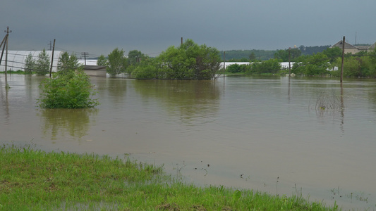 在暴雨和风暴造成洪水之后农田水流在农田的水道中视频