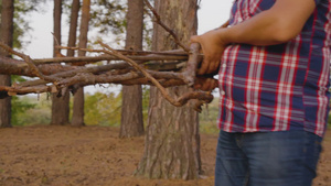 男子在森林中携带干原木13秒视频