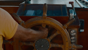 带方向盘的船长掌舵船14秒视频