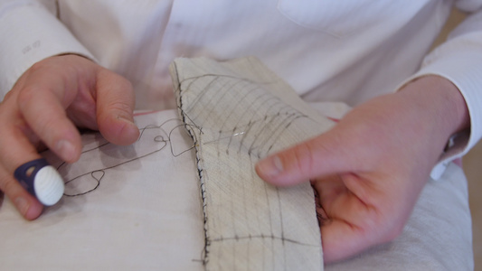 时装设计师手垫缝合衣领垫针将两层或多层织物固定在一起视频