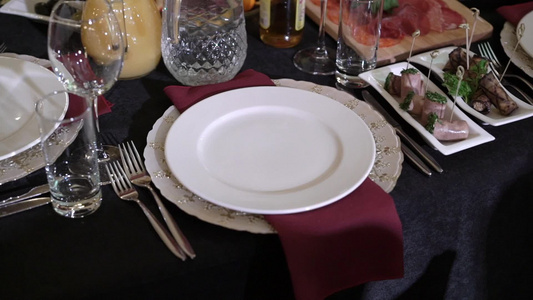 餐厅红餐巾纸上视频