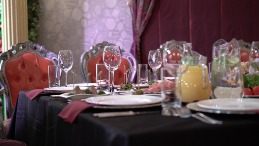 餐厅红餐巾纸上的玻璃板和杯子视频