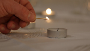 在圣瓦伦丁节燃烧蜡烛浪漫爱在一个浪漫的假日晚上点燃29秒视频