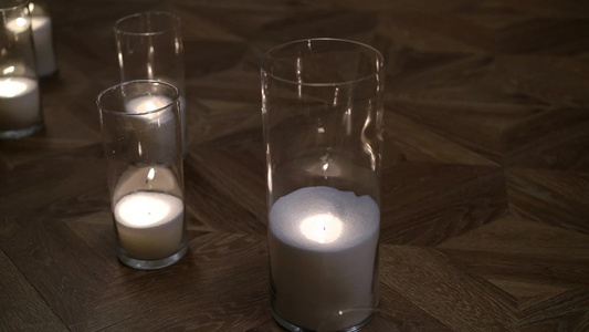 地板上的蜡烛视频
