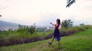 穿着红色和蓝色礼服的女孩享受着城市的风景10秒视频