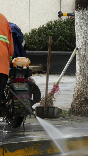 路面养护环卫工人清洗路面劳动劳作环卫工人节15秒视频