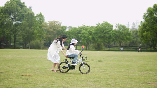 4K实拍妈妈教女儿骑自行车视频