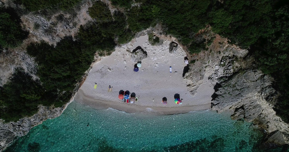 观察大片沙漠海滩的景象在鹦鹉地区离子海中聚物灰色视频