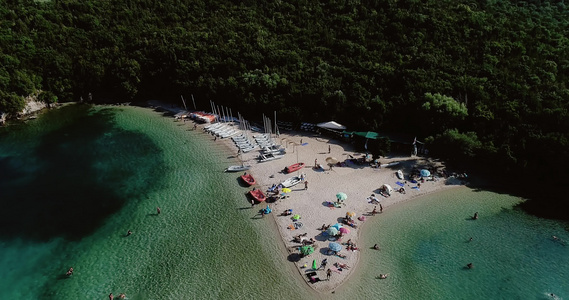 空中无人机鸟瞰BellaVraka海滩与绿松石海在视频