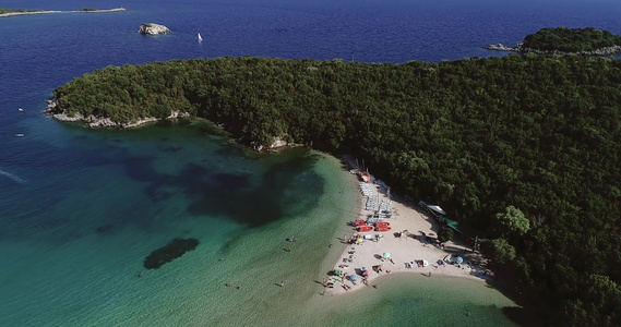 空中无人机鸟瞰BellaVraka海滩与绿松石海在视频