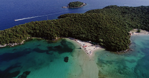 俯瞰沙拉基尼科海滩与鹦鹉海绿松石9秒视频