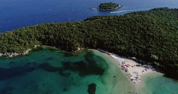 空中无人机鸟瞰BellaVraka海滩与绿松石海在视频