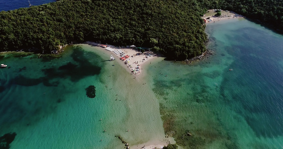 空中无人机鸟瞰BellaVraka海滩与绿松石海在视频