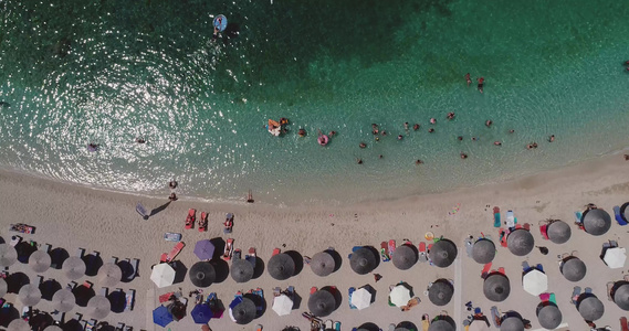 仰望沙拉基尼科海滩与鹦鹉海离子海偶发海灰色海的松绿海视频