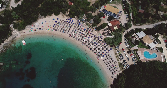 仰望沙拉基尼科海滩与鹦鹉海离子海偶发海灰色海的松绿海视频