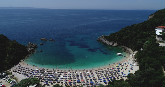 仰望沙拉基尼科海滩与鹦鹉海离子海偶发海灰色海的松绿海视频