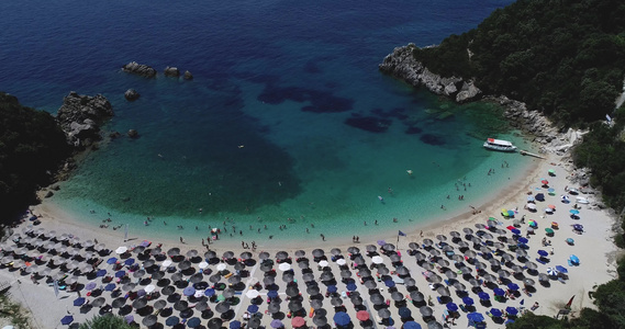 仰望沙拉基尼科海滩与鹦鹉海离子海偶发海灰色海的松绿海视频