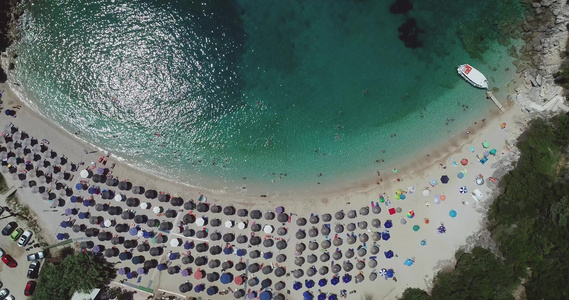 仰望沙拉基尼科海滩与鹦鹉海离子海偶发海灰色海的松绿海视频