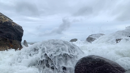 海边浪花拍打在礁石上慢镜头视频