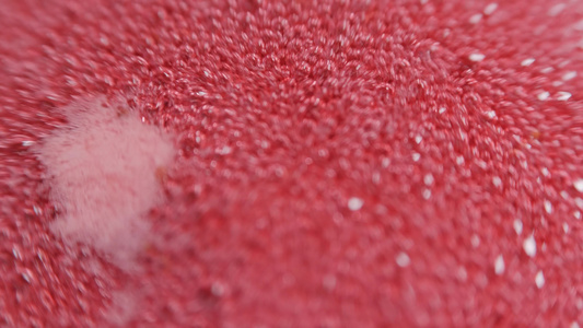 粉红色背景有泡泡和草莓味的树脂视频
