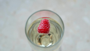 香槟加冰冻草莓21秒视频